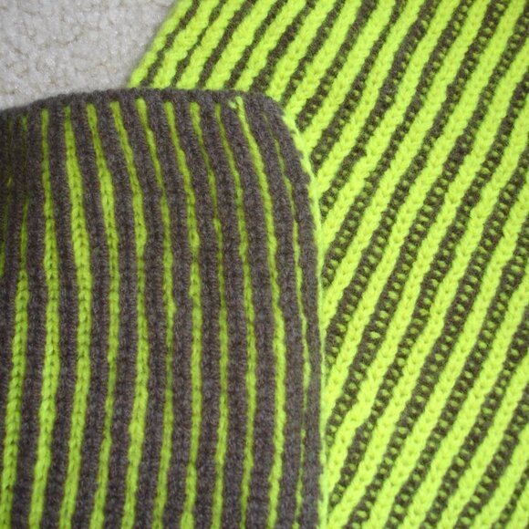 Bi-color wool scarf - Picture 5 of 8